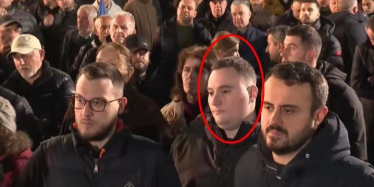 FOTOLAJM/ Djali i Sokol Olldashit i bashkohet protestës së opozitës para Kryeministrisë
