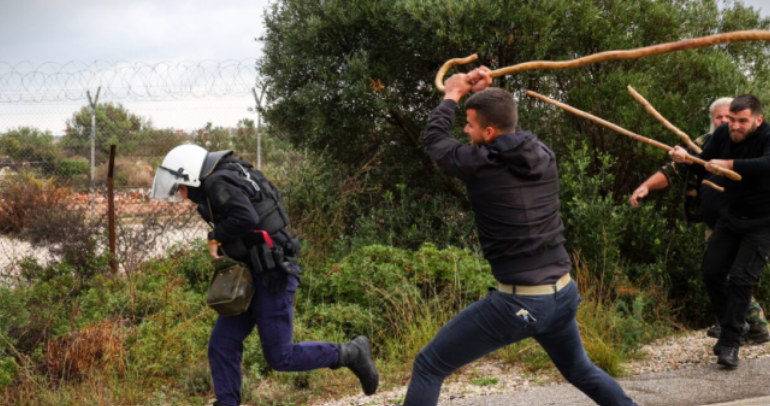 PËRSHKALLËZOHET DHUNSHËM SITUATA NË GREQI/ Përmbysin makinën e policisë, fermerët depërtojnë në pistën e aeroportit në Kretë