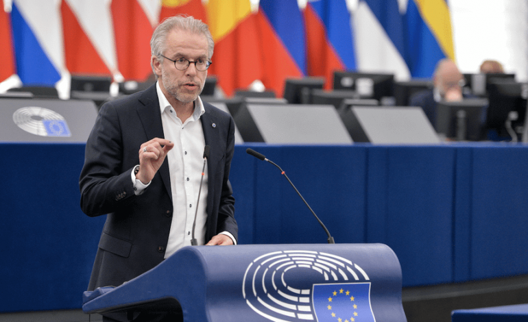 “BE NISI HEQJEN E MASAVE SHTRËNGUESE”/ Eurodeputeti holandez: Hapi i radhës duhet të jetë aplikimi i anëtarësimit të Kosovës