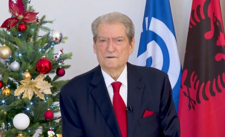 “GËZUAR 2026″/ Berisha mesazh urimi për fundvitin, bën bilancin e 2025: Balluku, Veliaj dhe AKSHI! Shqiptarët…