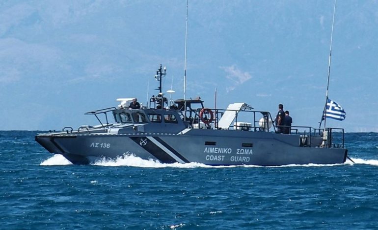 TRAGJEDI NË JUG TË KRETËS/ Gjendet një varkë gjysmë e fundosur me emigrantë, humbin jetën 18 persona