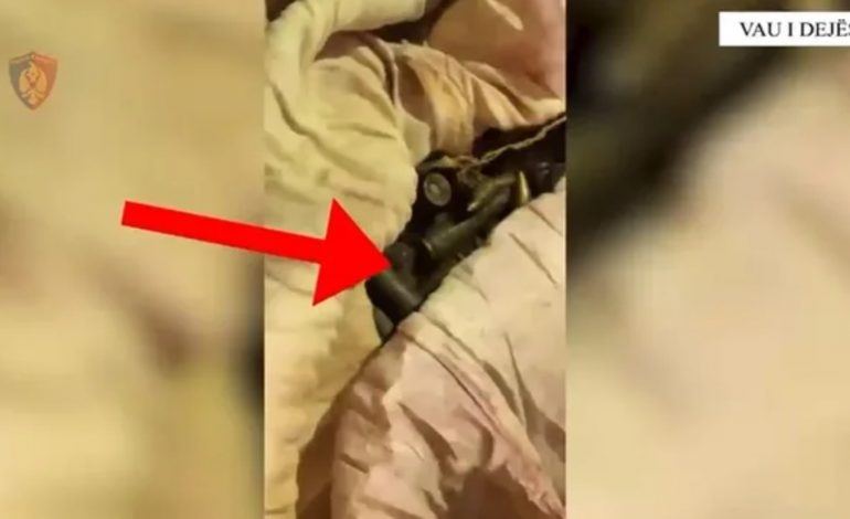 E PËSON 42-VJEÇARI NË VAUN E DEJËS/ I “forti” bllokon rrugën për makinat, përplasje me policinë, i gjenden drogë dhe armë
