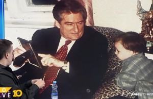 “BERISHA, MË MERRTE NË PREHËR…”/ Djali i Azem Hajdarit kujton vitet e fëmijërisë: Ja çfarë më tregonte për babin