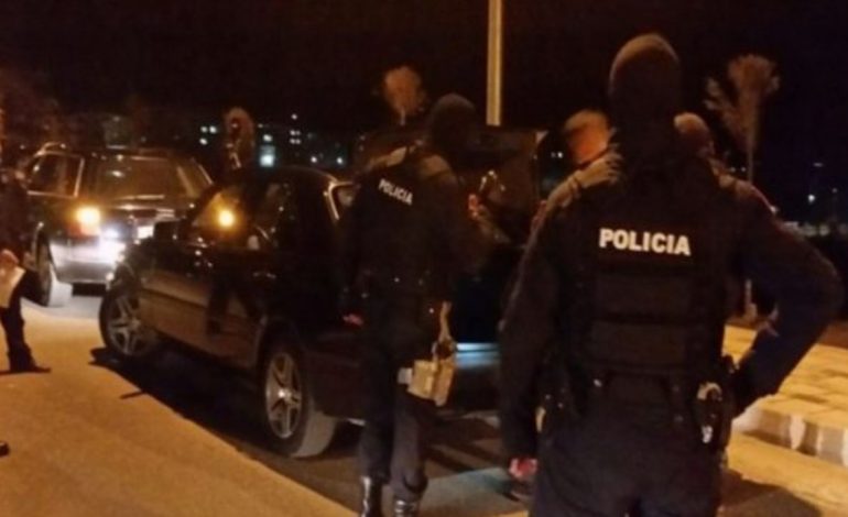 ÇFARË NDODHI NË FIER? 6 efektivë të forcave “Shqiponja” shoqërojnë adoleshentin në qendër të qytetit