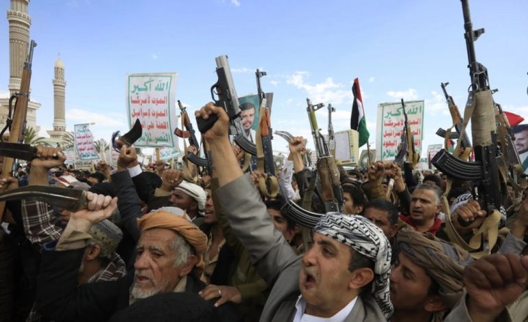 JEMENI NË KAOS/ Separatistët dhe rebelët “Houthi” marrin kontrollin e vendit, kryeministri dhe kreu i këshillit presidencial arratisen nga Aden-i