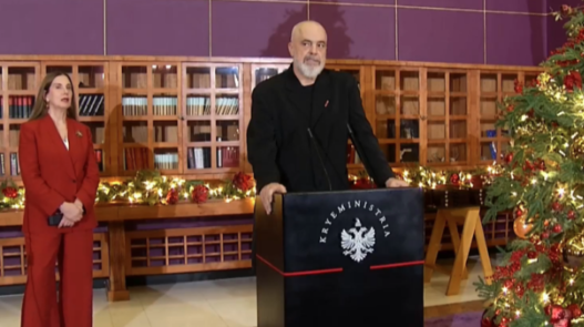 MEDALJE E ARTË PËR GJIMNAZISTËT ME 10-ta/ Rama: Jeni shembuj frymëzimi për shoqërinë