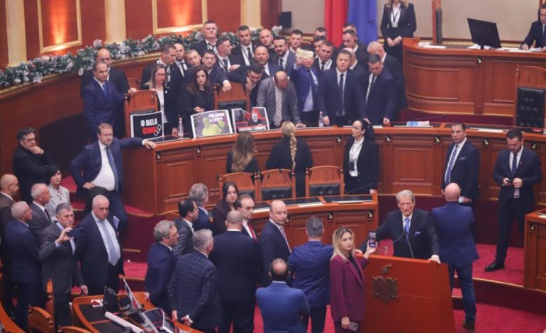 SEANCA KAOTIKE NË KUVEND/ Ragon Niko Peleshi: Institucionet e Republikës janë vlerë e përbashkët, jo arena për beteja…