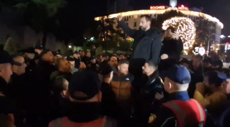 PROTESTA TE KRYEMINISTRIA/ Adriatik Lapaj dhe aktivistët e “Shqipëria Bëhet” përplasen me policinë