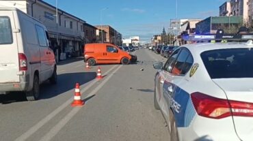 EMRI/ Aksident i rëndë në Unazën e Lushnjës, motoçikletë përplaset me makinën, i riu…