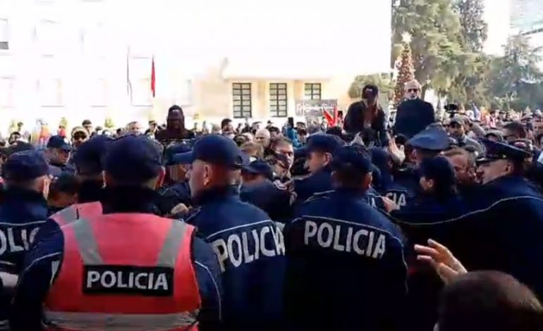 PËRPLASJET ME POLICINË/ Adriatik Lapaj publikon dokumentin: Protesta me leje, shteti sillet si organizatë bandite