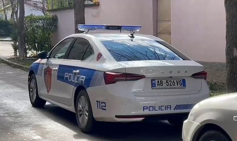 EMRAT/ Përplasi 47-vjeçarin, braktisi makinën dhe u arratis, autori në kërkim. Policia i gjen…