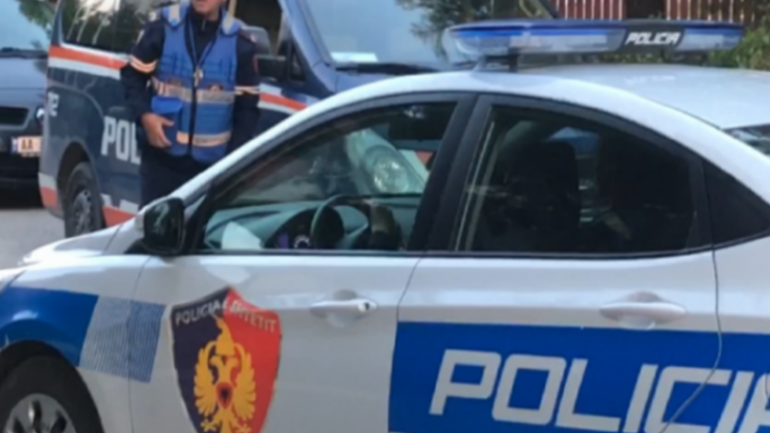 SHPALLEN NË KËRKIM BABË E BIR NË VLORË/ I shkuan në banesë 65-vjeçarit dhe e dhunuan
