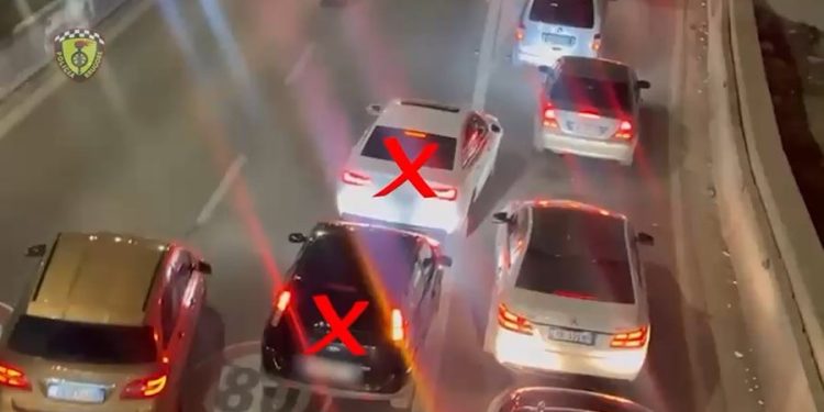 NUK MBAJNË RADHË NË TRAFIK/ Rrugorja me dorë të “hekurt”, gjobiten drejtuesit e mjeteve