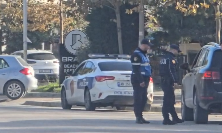 SHERR MES PUNONJËSVE TË INUV DHE TRE PERSONAVE/ Ndërhyn edhe policia duke qëlluar me armë zjarri! Dy efektivë mbeten të plagosur
