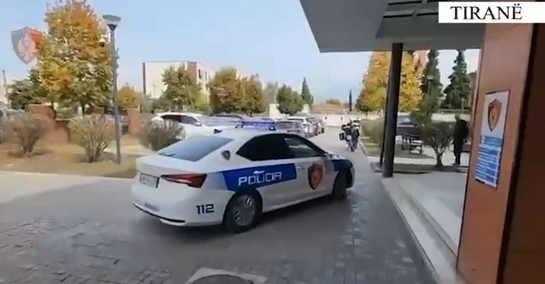 EMRAT/ Dhunuan dhe grabitën shitësin në Tiranë. Arrestohet 33-vjeçari, në kërkim dy bashkëpunëtorët
