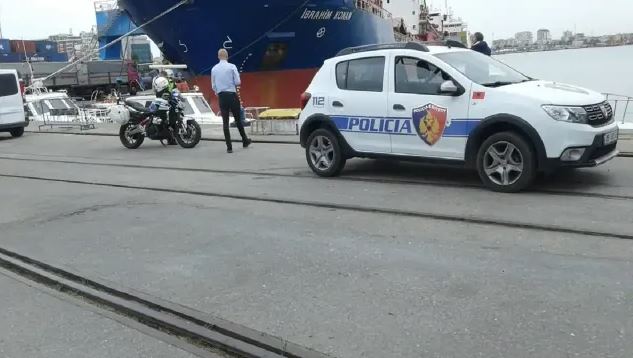 DETAJET/ Makina me pajisje të dyshuara si përgjues, 2 zyrtarët e Guardia Di Finanza dhe një tjetër mbërritën…