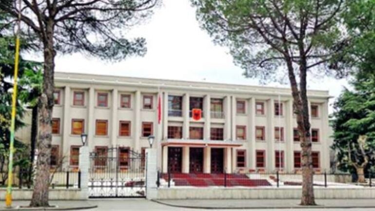 EMRAT/ Begaj shkarkon Komandantin e Forcës Tokësore dhe emëron pasuesin, jep edhe një gradim në Forcën Detare