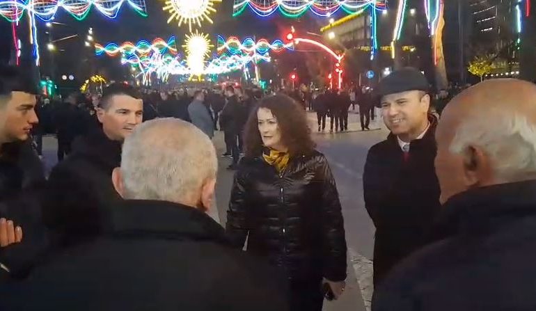 PROTESTA E OPOZITËS/ I bashkohet Argita dhe Jamarbër Malltezi