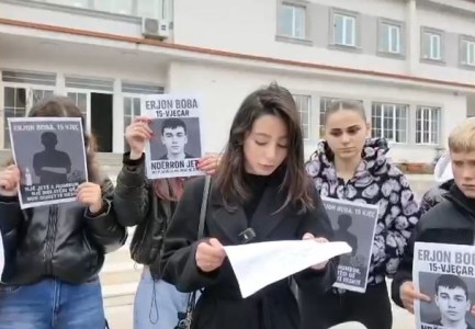 VRASJA E 15-VJEÇARIT ERJON BOBA/ Të rinjtë dalin në protestë në Bulqizë: Duhet të ndihemi të sigurt kudo