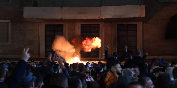 HODHËN MOLOTOVË PËRPARA KRYEMINISTRISË/ Prokuroria e kërkon detyrim paraqitje për 4 militantët e PD