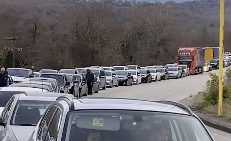 EMIGRANTËT KTHEHEN PËR FESTAT E FUNDVITIT/ Radhë kilometrike mjetesh në Kakavijë! Pala greke punon vetëm me 2 sportele