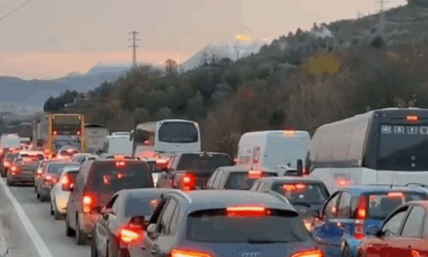 VIDEOLAJM/ Radhë kilometrike automjetesh, bllokohet autostrada Tiranë–Elbasan