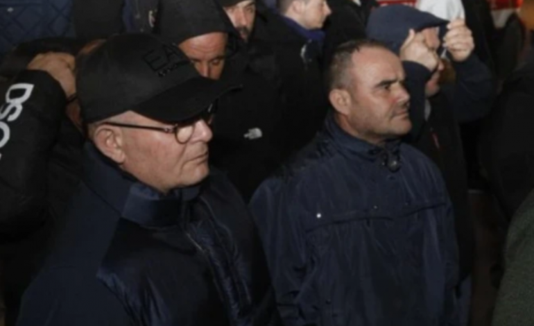 FOTOLAJM/ Kush është ish-deputeti socialist që iu bashkua Lapajt në protestën para Kryeministrisë