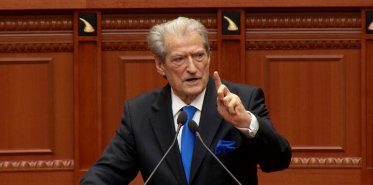 “RAMA SI ENVERI, FSHEH…”/ Berisha: Kryeministri dhe Balluku të zbërthyer nga bisedat, foto dhe dokumentet në telefonin e Evis Berberit