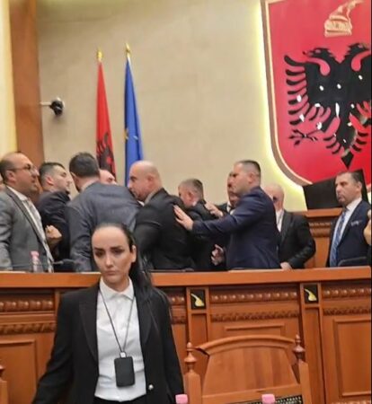 “PO MBRONI HAJDUTËT”/ Tensione në Kuvend, paralajmëron Berisha: Mos prekni deputetët se do përballeni me pasoja…
