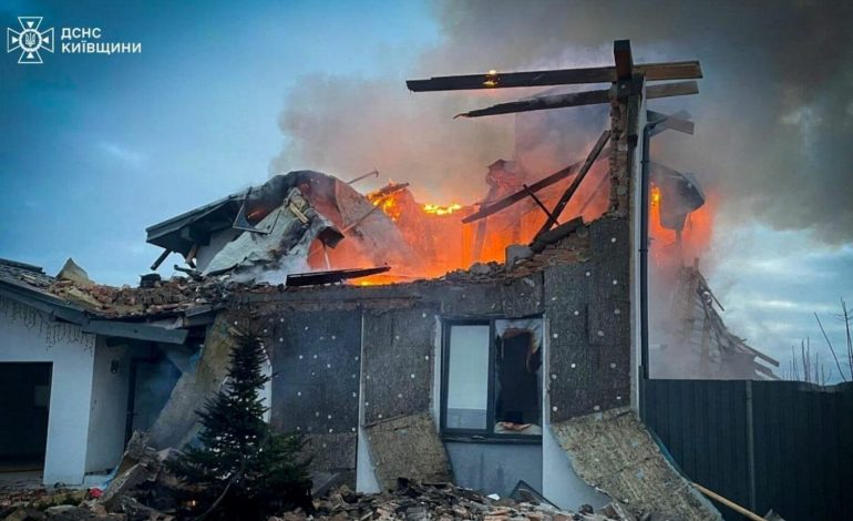 RUSIA SULMON ME RAKETA DHE DRONË/ Vriten tre persona, mes tyre një 4-vjeçar