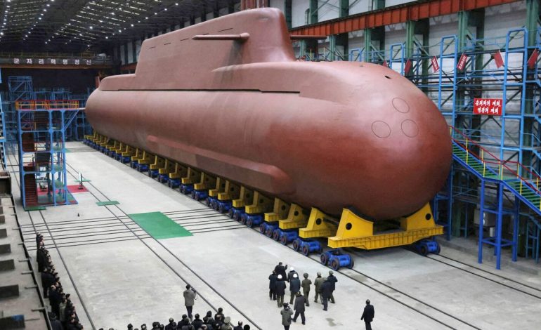 PAMJET/ Koreja e Veriut zbulon nëndetësen me energji bërthamore, Kim Jong Un inspekton nga afër armën 8700-tonëshe