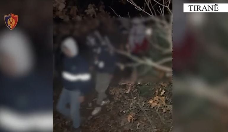 E PËSOJNË KEQ/ Transportonin emigrantë të paligjshëm, arrestohen 2 persona, në kërkim bashkëpunëtorët e tyre