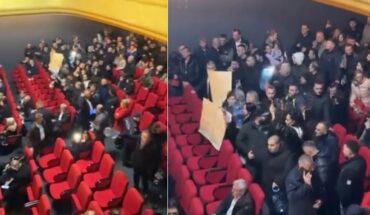 “POSHTË QEVERIA”/ Me bidonë në duar dhe thirrjet “duam ujë”, momenti kur protestuesit futen brenda teatrit dhe ndërpresin shfaqjen në Vlorë