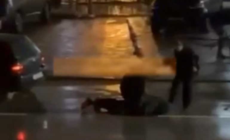 “QEN I POSHTËR”/ VIDEO E RËNDË, policia dhunon brutalisht të riun gjatë arrestimit
