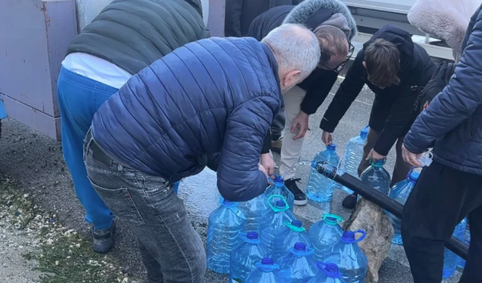 KATËR DITË PA FURNIZIM ME UJË/ Qytetarët e Vlorës dynden te burimi i Ujit të Ftohtë