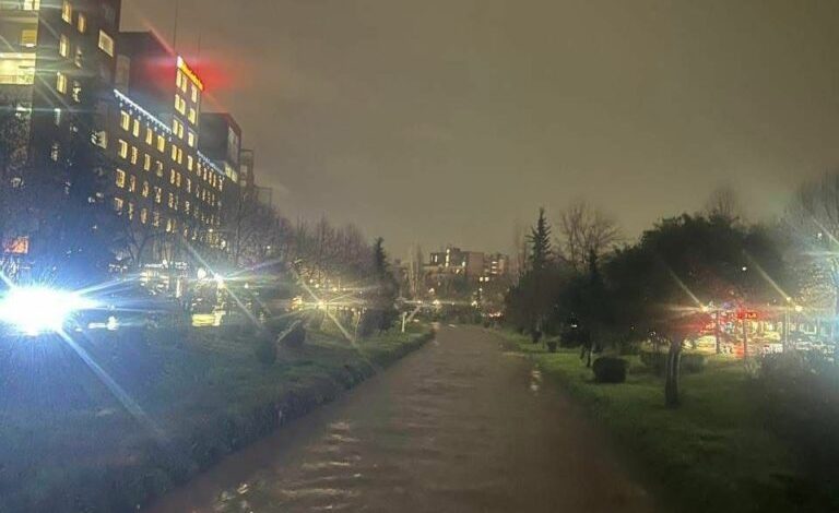 RESHJET E DENDURA TË SHIUT/ Rritet niveli i ujit në lumin e Lanës në Tiranë, rrezikon të dalë nga shtrati