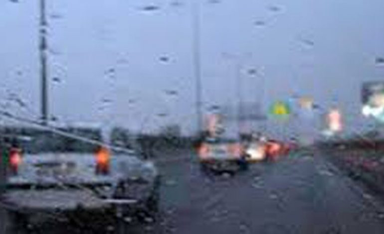 SHIU BLLOKON AUTOSTRADËN DURRËS-TIRANË/ Trafik kilometrik! Qarkullimi devijohet nga Ndroqi, rruga drejt Rinasit e hapur