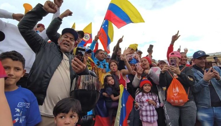 KOLUMBI/ Qindra venezuelianë mblidhen në shesh për të festuar kapjen e Maduros nga SHBA