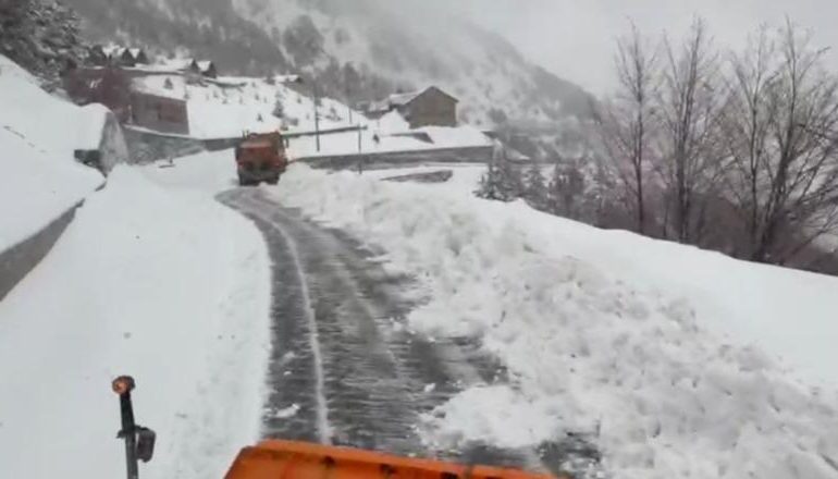 MOTI I KEQ/ Rrugët në veri të kalueshme, dëbora i lë vendin shiut! Reshje deri më 7 janar, autoritetet apelojnë për kujdes