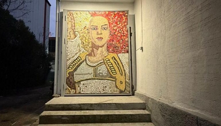 INSTALACIONI I GRUAS PA FLOKË NË FASADËN E MUZEUT KOMBËTAR/ Vendoset në Arkivin Qendror të Filmit