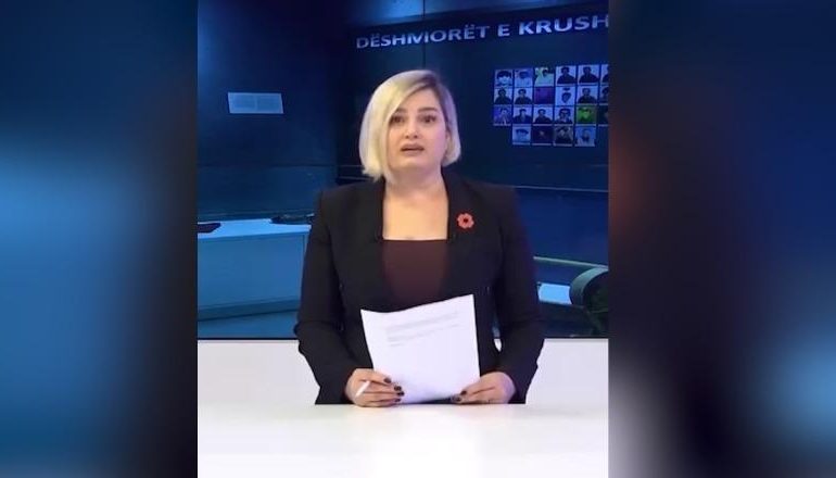 SERBËT I VRANË TË ATIN/ Moderatorja shpërthen në lot kur lexon lajmin për 27-vjetorin e Masakrës së Reçakut (VIDEO)