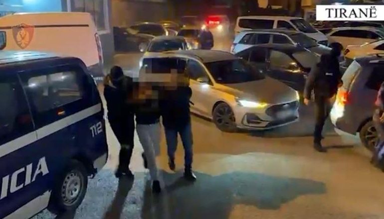 PAMJET/ Po transportonte 6 emigrantë egjiptianë nga Tirana drejt Kukësit, arrestohet 31-vjeçari (EMRI)