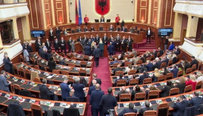 SESIONI I RI PARLAMENTAR/ Zv.kryeministrja në sallë, grupi i PD bllokon foltoren dhe kërkon largimin e Belinda Ballukut