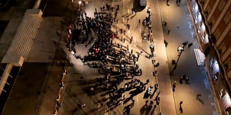 PAMJET/ Pas tensioneve në Kuvend, Berisha në protestë. Tkurren militantët përpara kryeministrisë