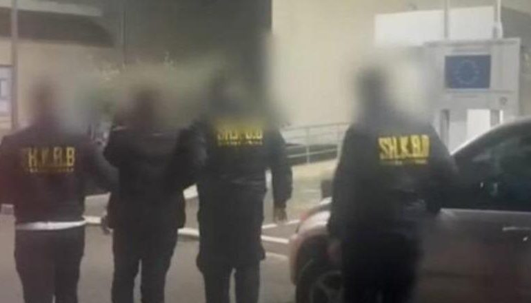 MBUSHTE BURGUN E ELBASANIT ME DROGË/ Polici ‘kamuflohej’ si shitës ambulant dhe merrte ‘porositë’ e familjarëve! Çmimi deri në 20 mijë lekë