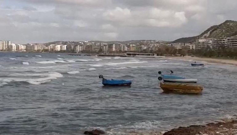PËRKEQËSIMI I KUSHTEVE ATMOSFERIKE NË VLORË/ Ndalohet lundrimi i mjeteve të vogla, trageti i linjës Vlorë-Brindisi-Vlorë anulon mbërritjen