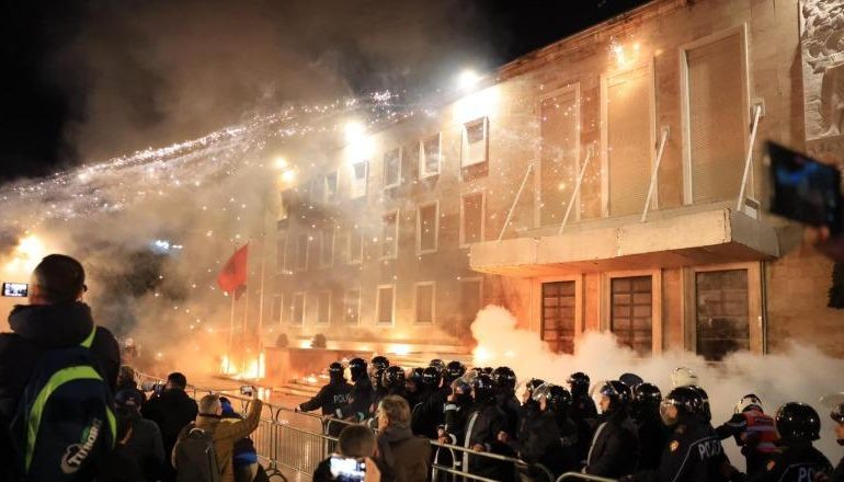 MOLOTOVË PARA KRYEMINISTRISË/ Protesta e PD në disa FOTO