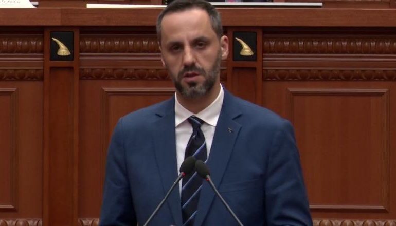 NDRYSHIMET NË KODIN PENAL/ Lamallari: Dekriminalizimi i ‘shpifjes’ për gazetarët, mbrojtje e lirisë së shprehjes! Parkimi dysh…