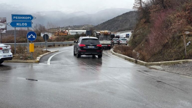 MOTI I KEQ/ Bora bllokon Rrugën e Arbrit, qindra automjete mbeten të bllokuara