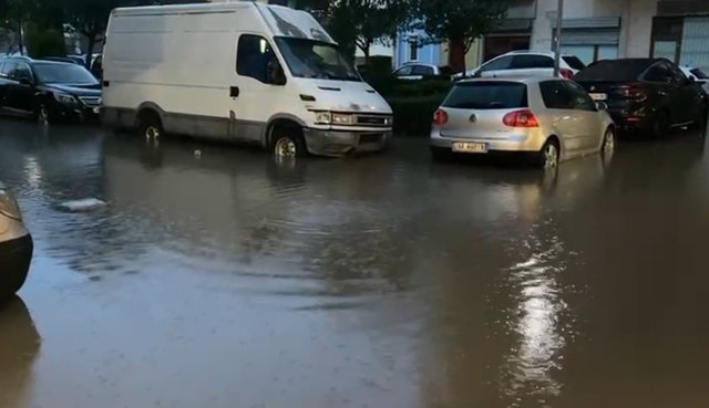 PËRMBYTET EDHE LEZHA/ Situata më problematike paraqitet në lagjen “Besëlidhja”! Qytetarët e shqetësuar